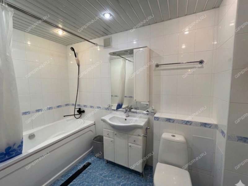 трёхкомнатная квартира на улице Александра Хохлова дом 5