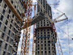 Парящий мост установили между «Благовещенскими башнями» на Черниговской