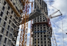 Парящий мост установили между «Благовещенскими башнями» на Черниговской