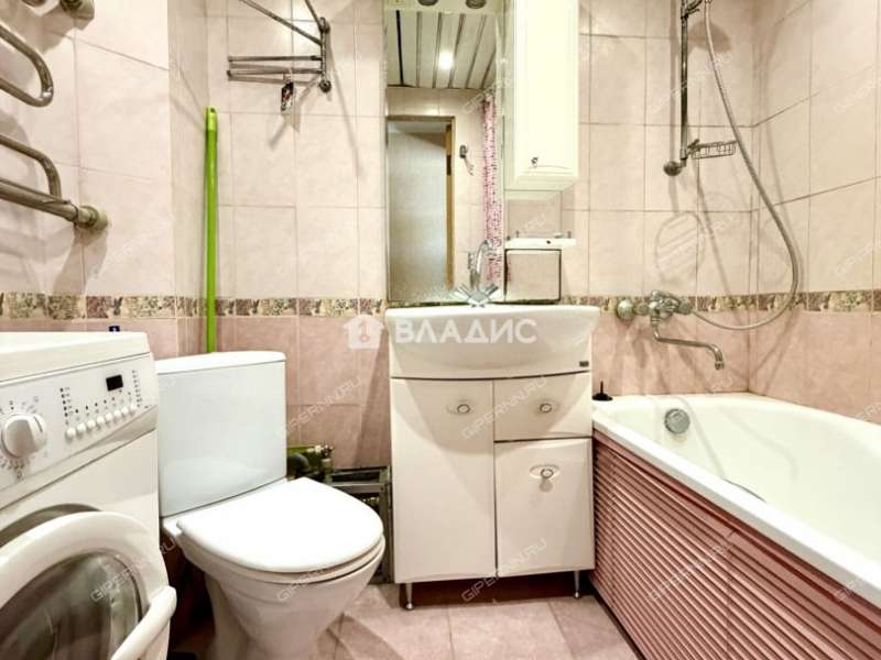 трёхкомнатная квартира на улице Героя Советского Союза Усилова дом 1