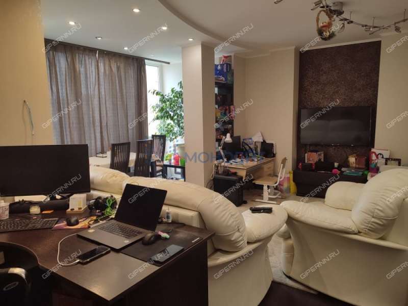 трёхкомнатная квартира на улице Александра Хохлова дом 1