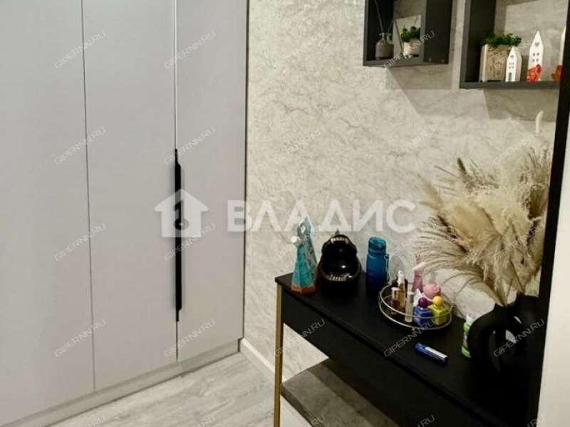 трёхкомнатная квартира на улице Коминтерна дом 16