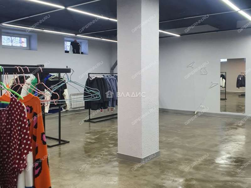 здание под офис, торговую площадь на Центральной улице село Каменки