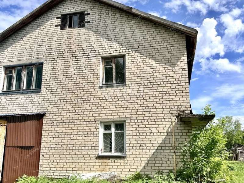здание под торговую площадь на Школьной улице село Смольки