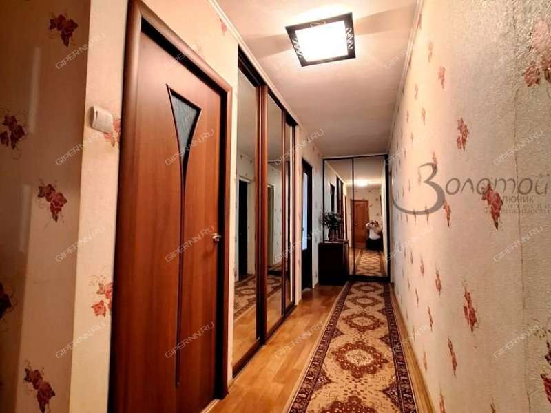 трёхкомнатная квартира на улице Красных Зорь дом 11