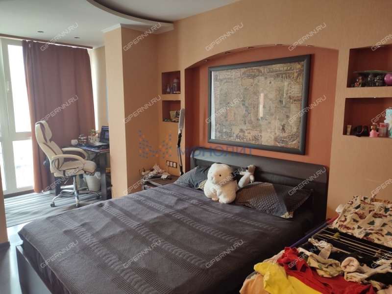 трёхкомнатная квартира на улице Александра Хохлова дом 1